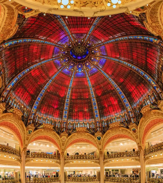 Arredamento Art Nouveau e vetrate della cupola dell'ammiraglia Galeries Lafayette iconico grande magazzino francese a Parigi Francia — Foto Stock