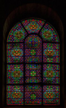 Paris, Fransa kilise de Saint Germain des Pres en eski kiliselerinden birine süslü vitray pencereler