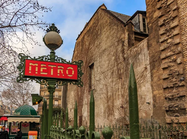 Zdobené červené art deco nebo secesní Pařížské metro znamení poblíž kostel Saint Germain des Pres a Merto zastavit v Paříži Francie — Stock fotografie