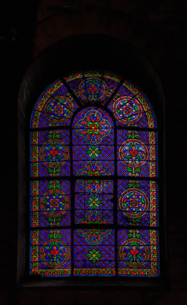 Paris, Fransa kilise de Saint Germain des Pres en eski kiliselerinden birine süslü vitray pencereler