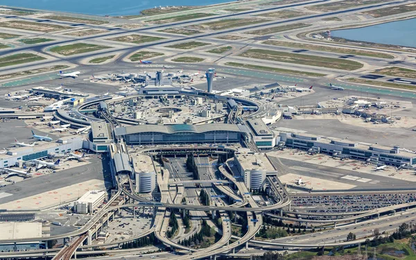 Aeropuerto Internacional de San Francisco SFO, el principal aeropuerto de San Francisco, California y 101 autopista —  Fotos de Stock