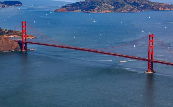 Vista aérea da Golden Gate Bridge e iates na baía, sobrevoe São Francisco, EUA — Fotografia de Stock