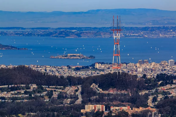 San Francisco manzarası ve Alcatraz Adası, ikiz tepeler üzerinde sinek ön planda Sutro Kulesi ile havadan görünümü — Stok fotoğraf