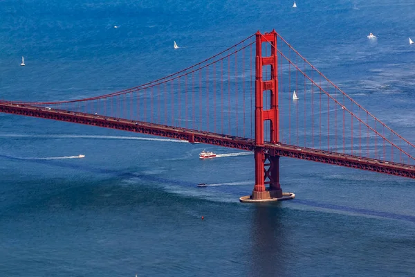 Vista aérea da torre sul da Golden Gate Bridge e iates na baía, sobrevoe São Francisco, EUA — Fotografia de Stock