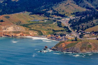 Engebeli kıyı kayalıklardan ve Pacifica devlet Beach San Mateo County, Kuzey Kaliforniya, San Francisco, ABD uçan