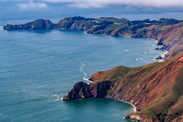 Robusto Penhascos Costeiros Acima Oceano Pacífico Pelo Point Bonita Lighthouse — Fotografia de Stock