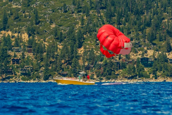 Червоний Parasail Крило Витягнув Човні Озеро Тахо Літнього Оздоровлення Каліфорнії — стокове фото