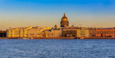 Neva Nehri manzarasında Palace dolgu ve Saint Isaac's Katedrali, Saint Petersburg, Rusya günbatımı
