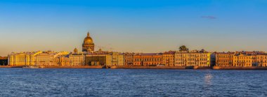 Neva Nehri manzarasında Palace dolgu ve Saint Isaac's Katedrali, Saint Petersburg, Rusya günbatımı