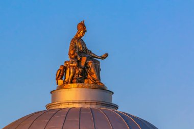 Saint Petersburg, Rusya Federasyonu Sanatlar Akademisi kubbe gün batımında üstüne Tanrıça Minerva heykeli