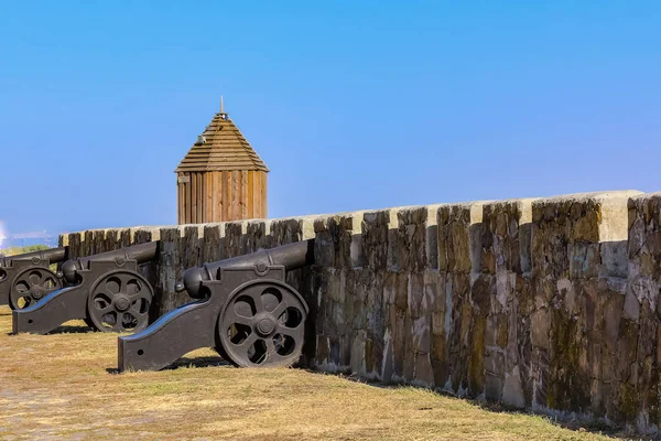 Sur ve toplar Azak Kalesi surlar üzerinde Osmanlı Türkler tarafından 1475 kurulan ve daha sonra Rusya'nın güneyinde Türk Akınları şehri korumak için kullanılan