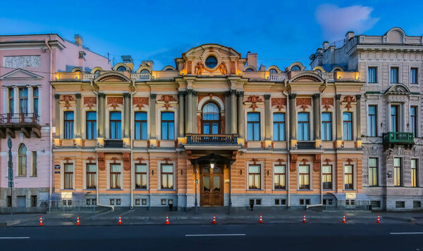 Санкт-Петербург, Россия - 03 октября 2015 года: Орнаментальное барочное здание Газпрома на Английской набережной на закате в Санкт-Петербурге, Россия
