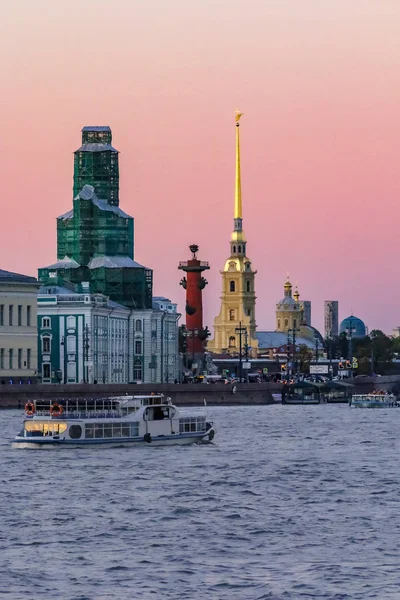 Neva Nehri Palace Dolgu Rostral Sütun Kale Kule Spire Manzarasında — Stok fotoğraf