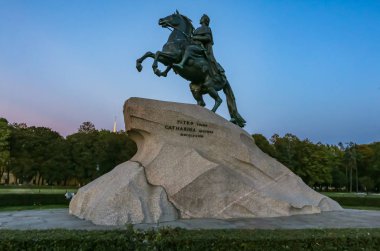 Bronz veya bakır Süvari anıt Catherine büyük tarafından büyük sipariş 1782 Sankt Petersburg, Rusya batımında Peter için