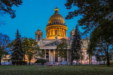 Gün batımında heykel Aziz Saint Isaac's Rus Ortodoks katedrali, Saint Petersburg, Rusya üzerinde kapat