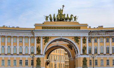 Saray Meydanı ve Triumfalnaya Arka veya yerleşik Triumph Arch 