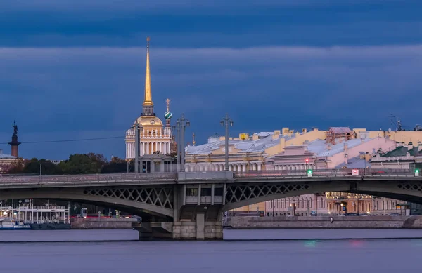 Sonnenuntergang in Sankt Petersburg über der Newa mit Blick auf — Stockfoto