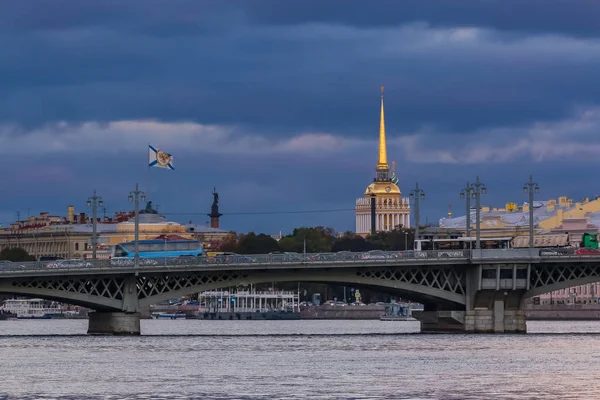 Neva Nehri ile ConceptDraw of the Saint Petersburg'daki günbatımı — Stok fotoğraf