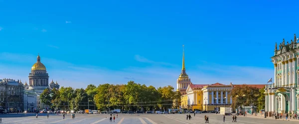 Дворцовая площадь перед Зимним дворцом - Эрмитаж в Санкт-Петербурге — стоковое фото