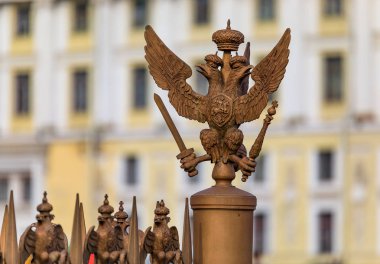 Rus başlı arması Imperial çift kartal fenc üzerinde