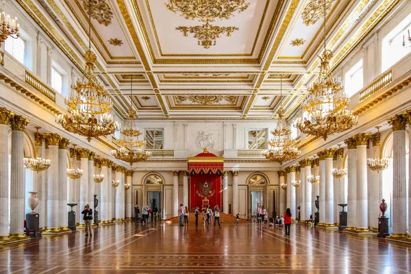 Prunkvolles Interieur des kaiserlichen Thronsaals in der staatlichen Einsiedelei — Stockfoto