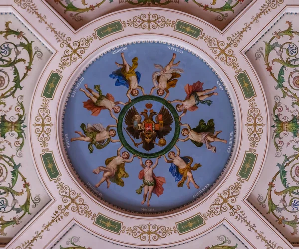 Gouden detail van het sierlijke plafond in het Hermitage museum van — Stockfoto