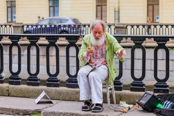 Male entertainer in period outfit awaiting tourists for photo op — Stock Photo, Image