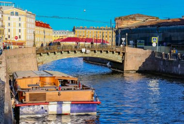 Waterfront binalar nehir Neva ve turistik tekne kıyısında