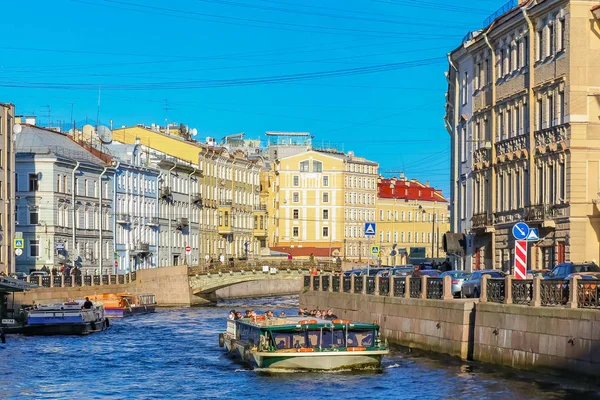 Gebäude am Ufer des Flusses Neva und Touristenboot — Stockfoto