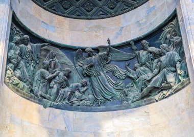Sain kapıları üzerinde cephe bronz süsler süslü detayları