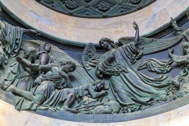 Sain kapıları üzerinde cephe bronz süsler süslü detayları