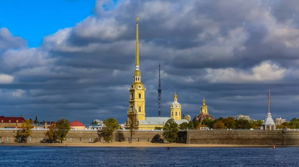 Panorama of the Peter and Paul Fortress in Saint Petersburg with — Stock Photo, Image