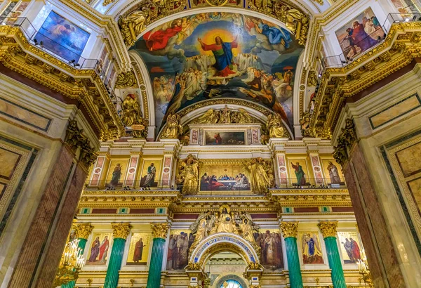 Ozdobny wnętrze, marmurowe kolumny i kolorowe ikony w Świętym — Zdjęcie stockowe