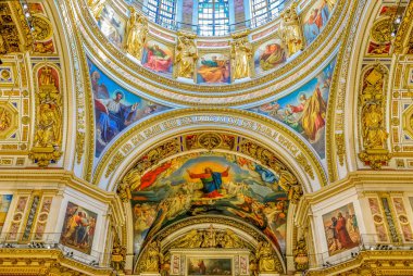 Süslü iç, mermer sütunlar ve Saint renkli simgeler 