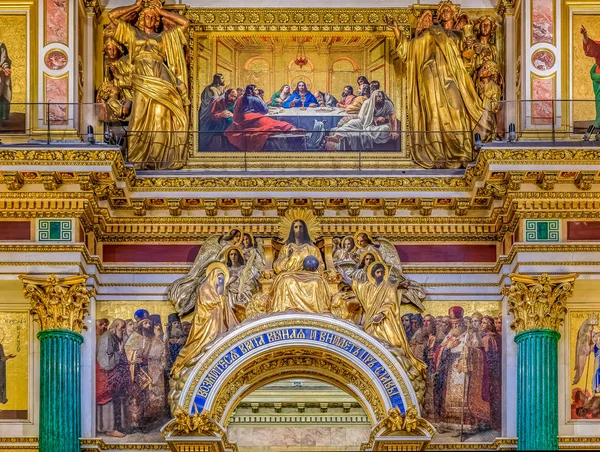 Reich verzierte Innenräume, Marmorsäulen und farbenfrohe Ikonen im Heiligen — Stockfoto