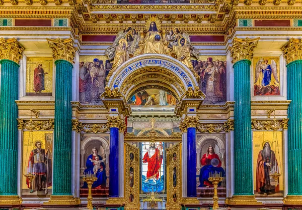 Díszes belső terek, márvány oszlopok és színes ikonok a Szent — Stock Fotó