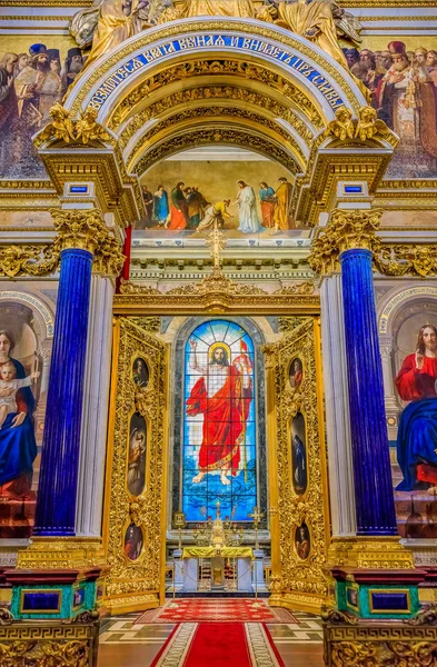 Ozdobny wnętrze i kolorowe witraże Jezusa Chrystusa w sa — Zdjęcie stockowe