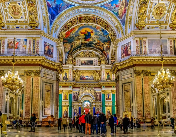Gemeindemitglieder betrachten verzierte Innenräume und farbenfrohe Ikonen in der Kirche — Stockfoto