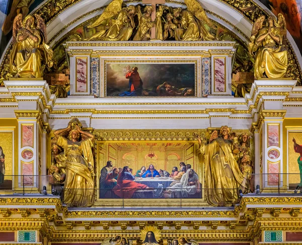Interior adornado, columnas de mármol e iconos de colores en el Santo — Foto de Stock