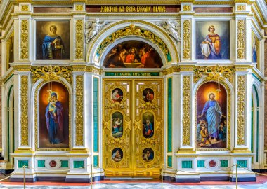 Iconostasis ve Aziz sunak altın kraliyet veya kutsal kapılar