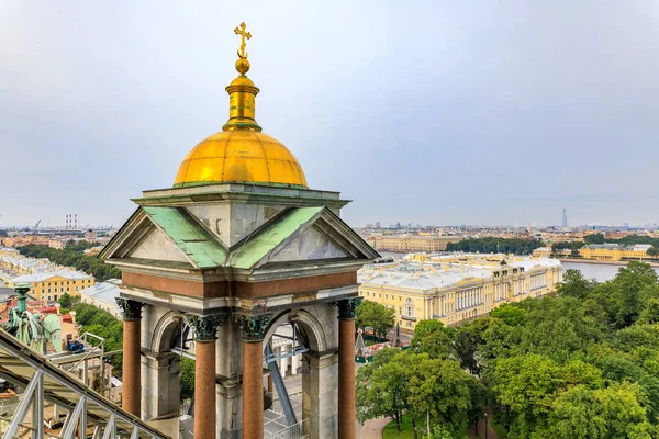 Вид на колокольню и городской пейзаж с крыши Св. — стоковое фото