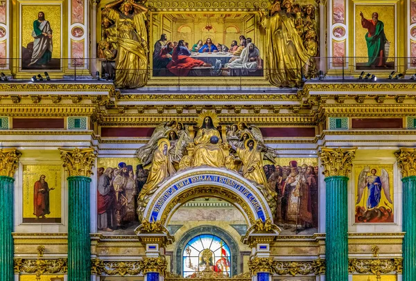 Díszes belső terek, márvány oszlopok és színes ikonok a Szent — Stock Fotó