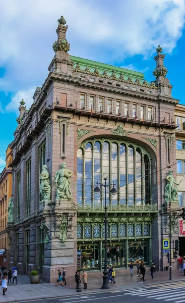 Ornate facade of a historic famous grocery store Eliseevsky on N — Stock Photo, Image