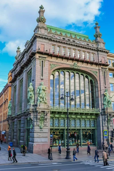 Ornate facade of a historic famous grocery store Eliseevsky on N — Stock Photo, Image