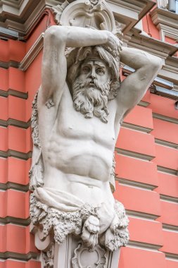 Saint Petersburg Rusya'da Nevsky Prospect heykelleri ile süslenmiş güzel cepheler