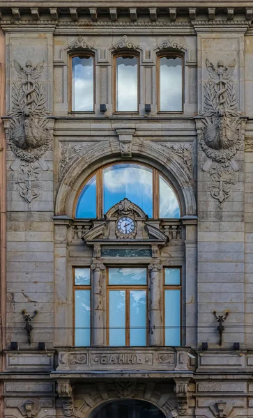 Beautiful facade of an old bank decorated with statues on Nevsky Prospect in Saint Petersburg Russia — Stock Photo, Image