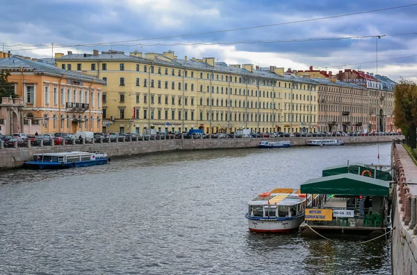 Waterfront buildings on the banks of river Neva and tourist boats on the water in Saint Petersburg — Stock Photo, Image