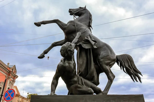 Escultura de domadores de cavalos por Peter Klodt na ponte de Anichkov construída em 1841 em São Petersburgo, Rússia — Fotografia de Stock