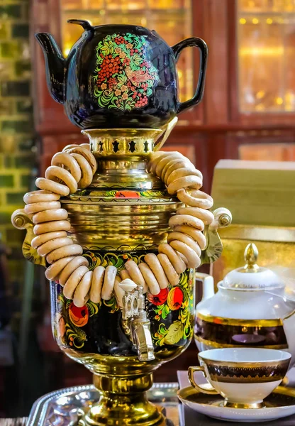 Russian samovar with teapot and bagels on display in Saint Peter — Stock Photo, Image