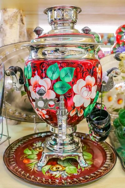 Colorful traditional Russian samovar teapot in a souvenir shop i — Stock Photo, Image